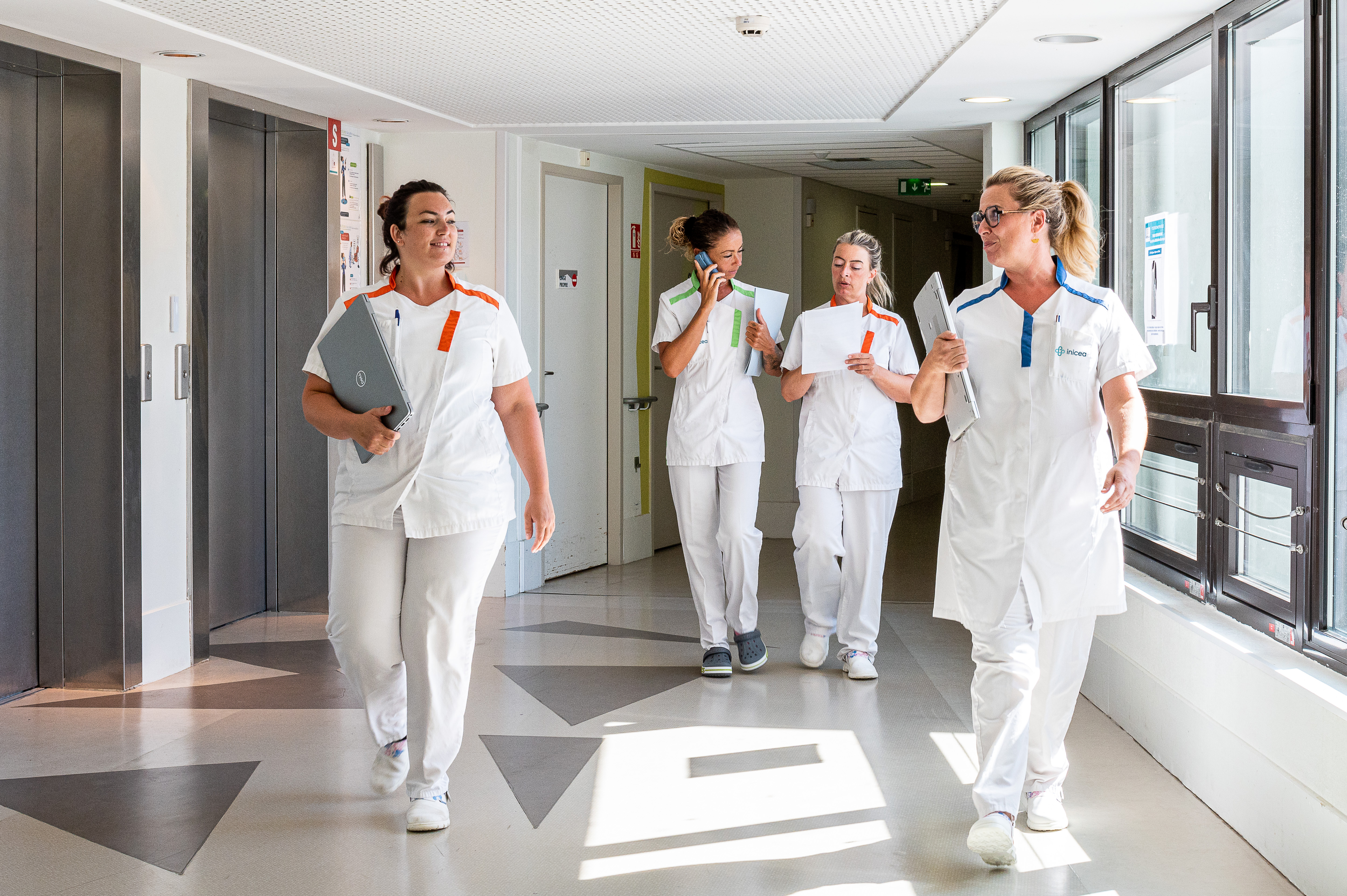 professionnels marchant dans le couloir