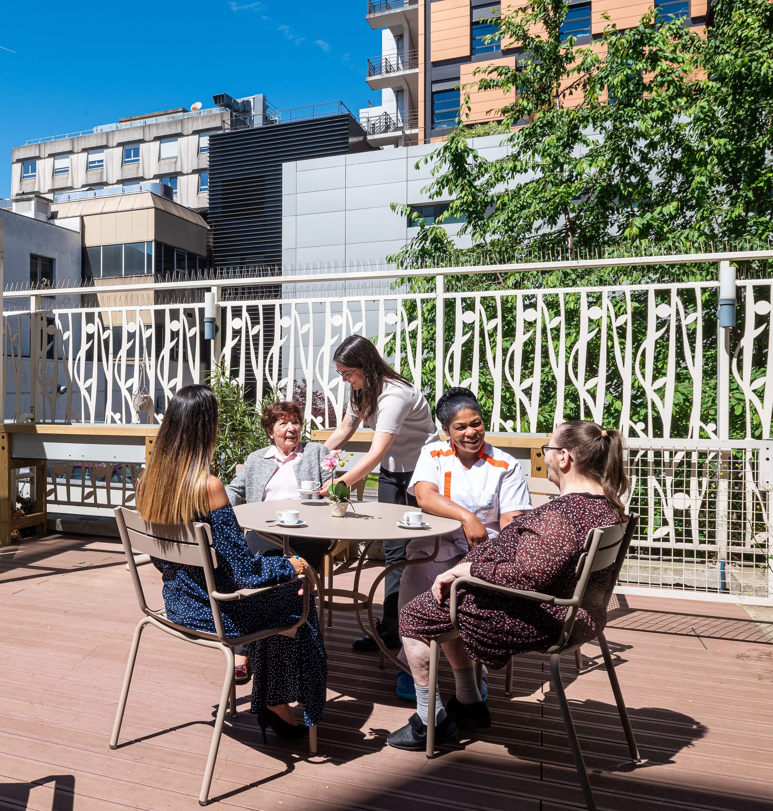 residents et personnel de soin sur une terrasse